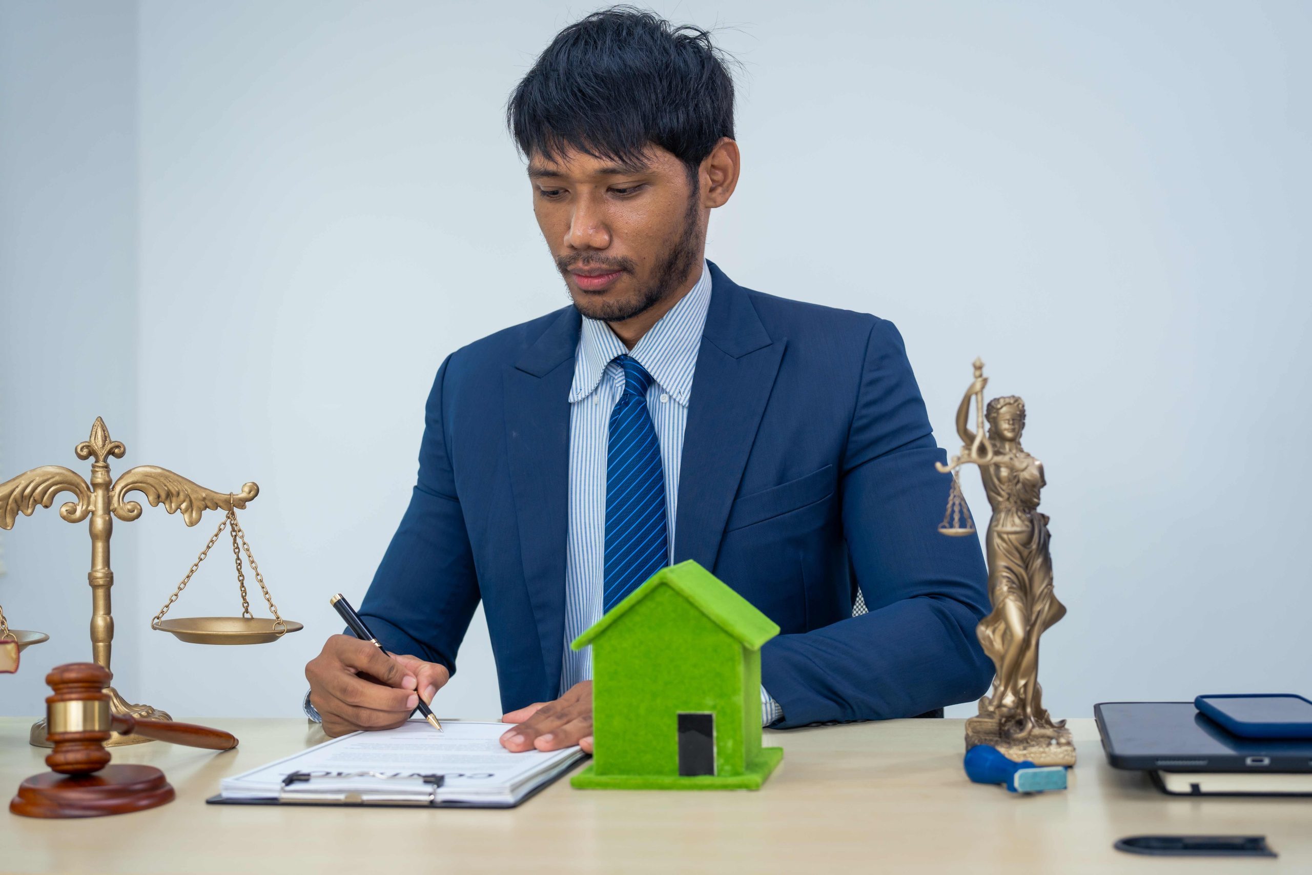Why a Real Estate Lawyer Dubai Is Essential During Property Handover